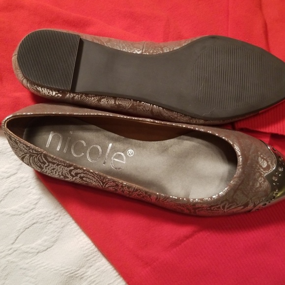 3/$25 Nicole shoes flats brown silver size 8. - Picture 2 of 3